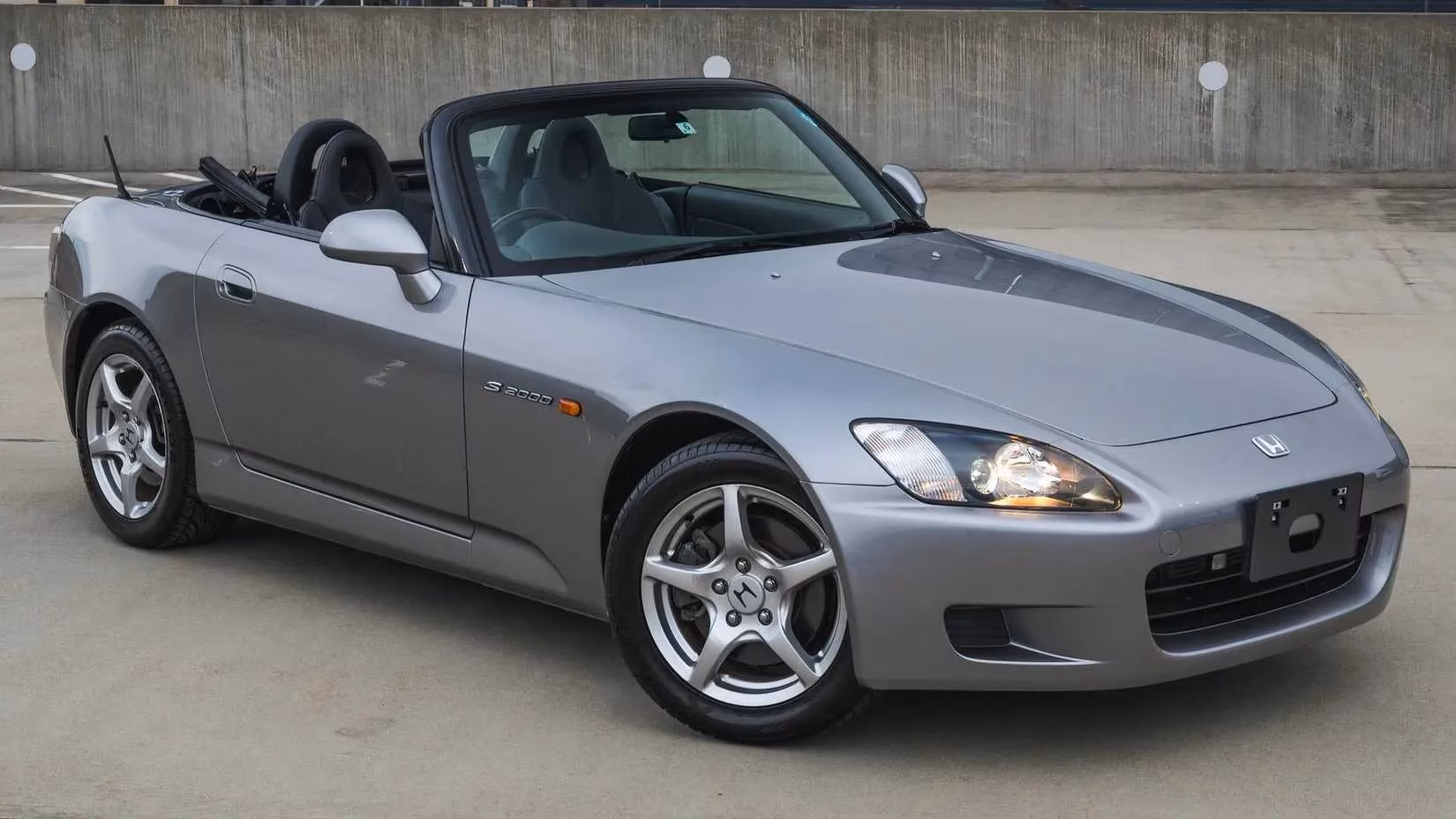 the-last-true-manual-sports-cars-a-gearhead-s-love-letter-to-the-third-pedal-image-3