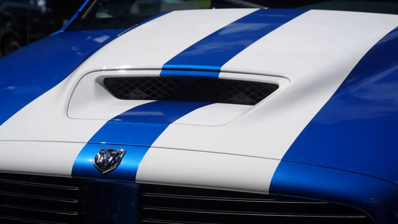 the-dodge-ram-srt-10-a-v10-powered-pickup-that-defied-physics-and-sanity-image-0