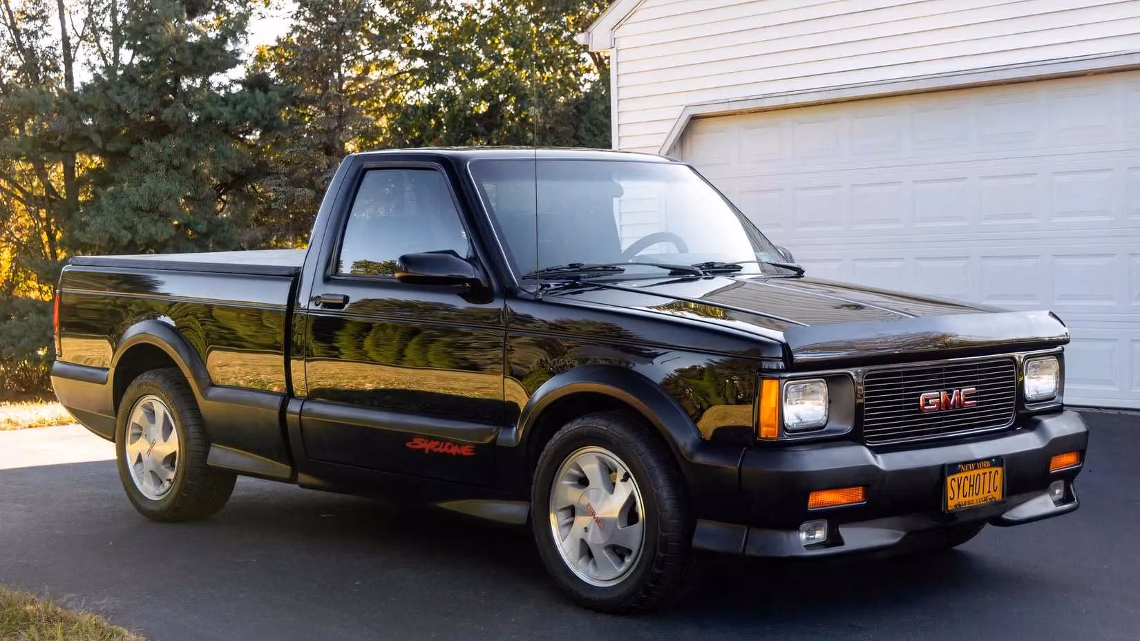the-untamed-legacy-revisiting-the-1991-gmc-syclone-and-its-rock-roll-pedigree-image-1