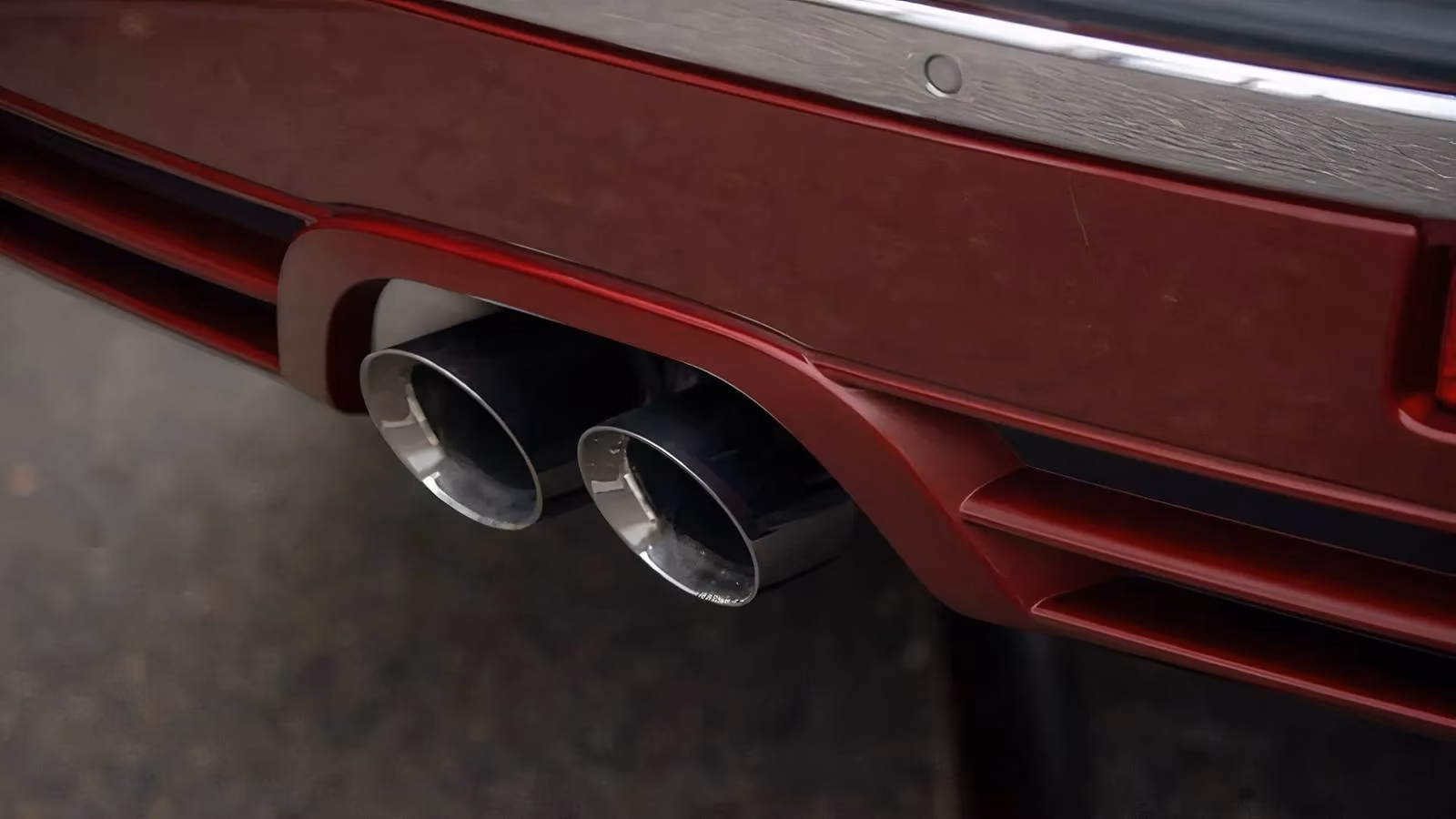 the-sleeper-suv-that-outran-porsche-jeep-grand-cherokee-srt8s-untold-reign-image-0