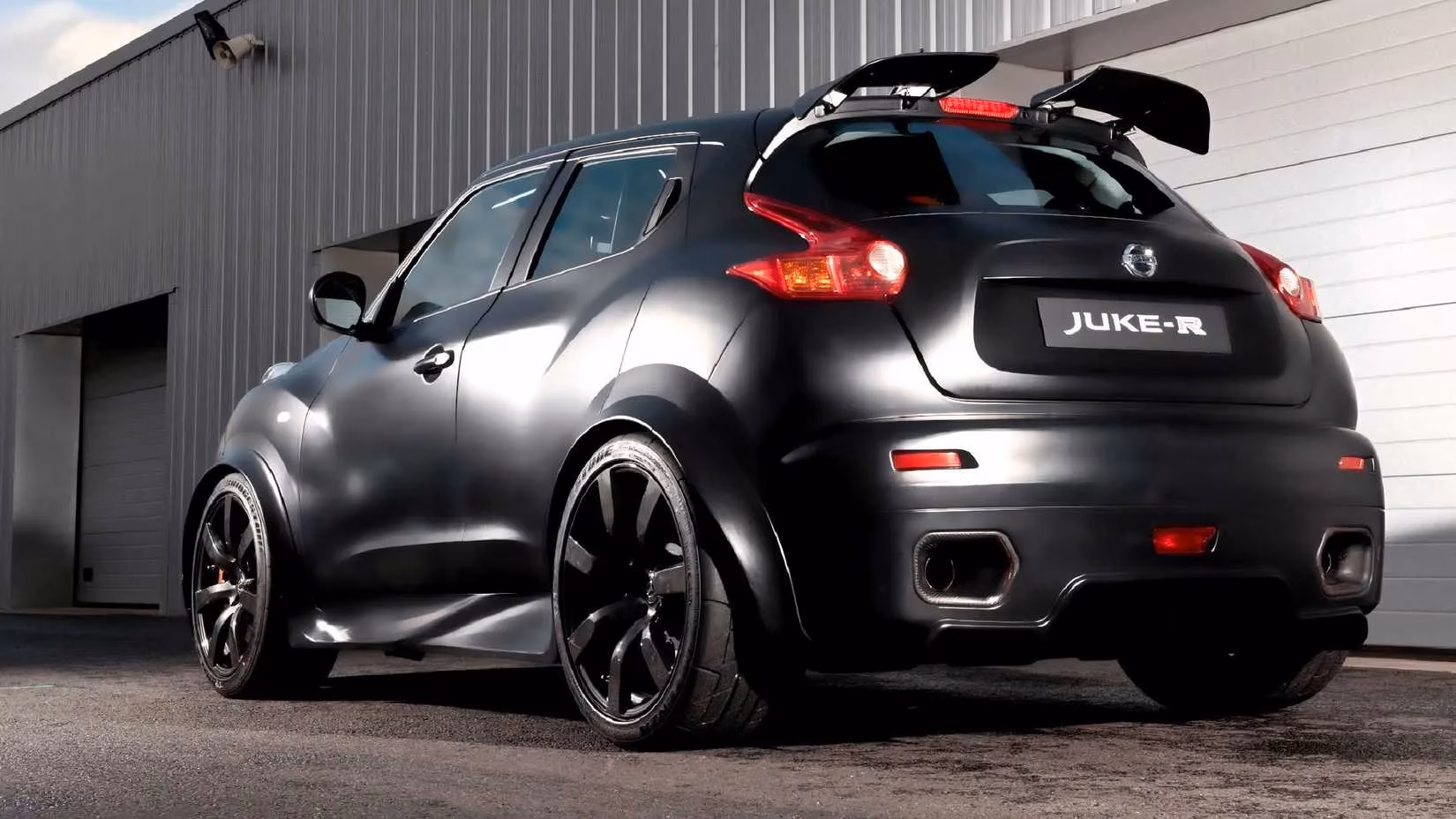 nissan-s-juke-r-the-unlikely-crossover-that-out-accelerated-an-audi-rs3-and-redefined-performance-image-1