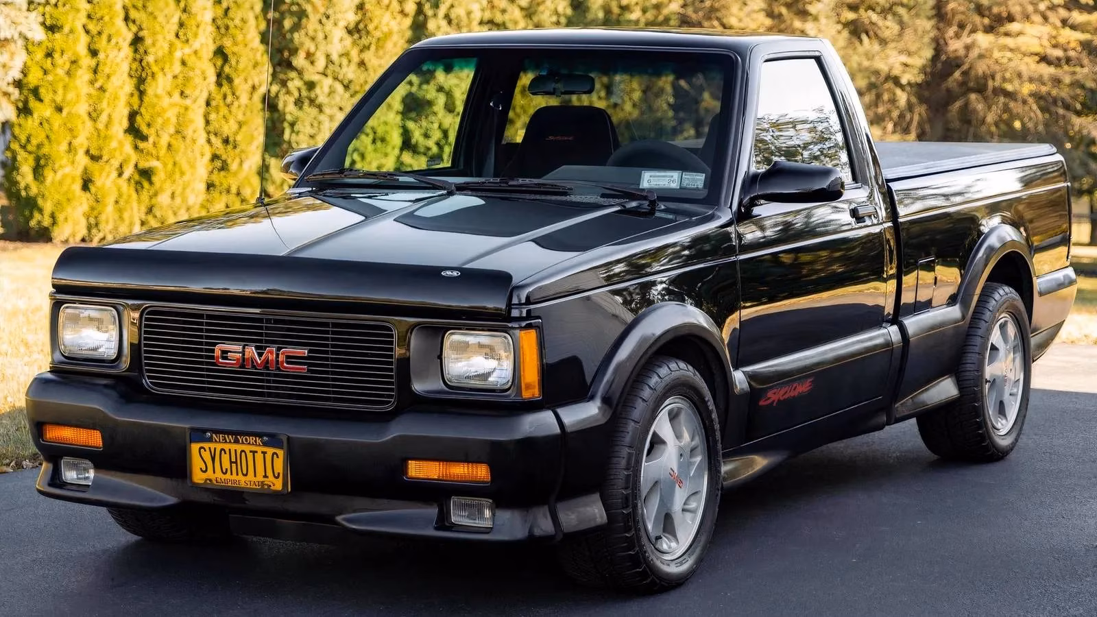 the-untamed-legacy-revisiting-the-1991-gmc-syclone-and-its-rock-roll-pedigree-image-0