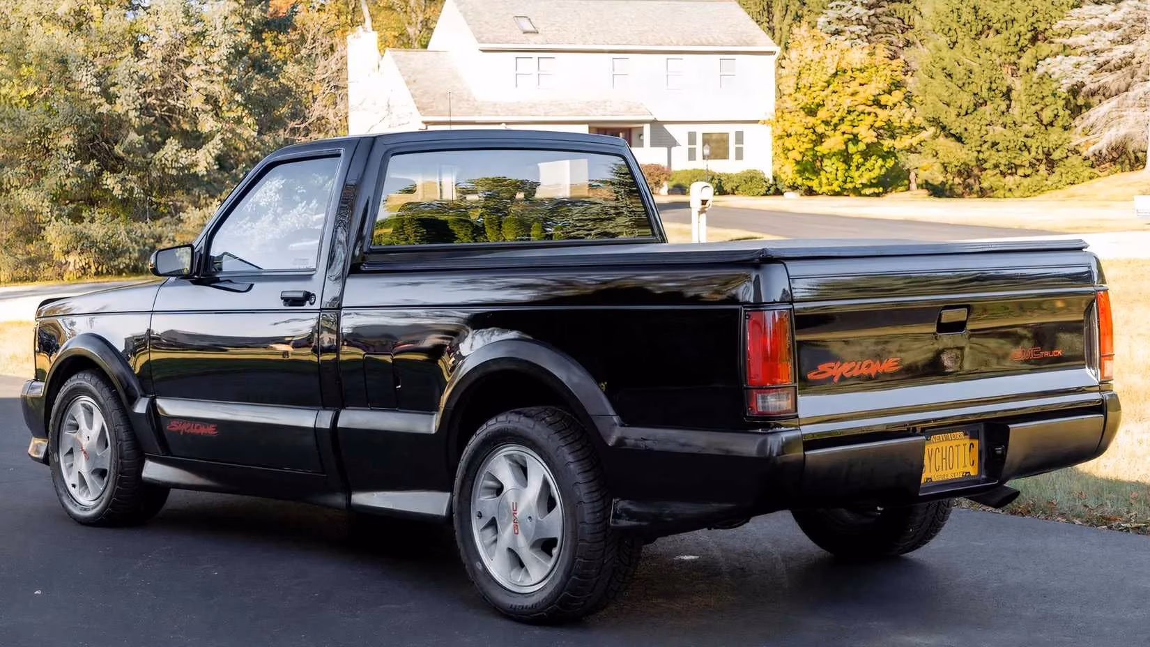 the-untamed-legacy-revisiting-the-1991-gmc-syclone-and-its-rock-roll-pedigree-image-3