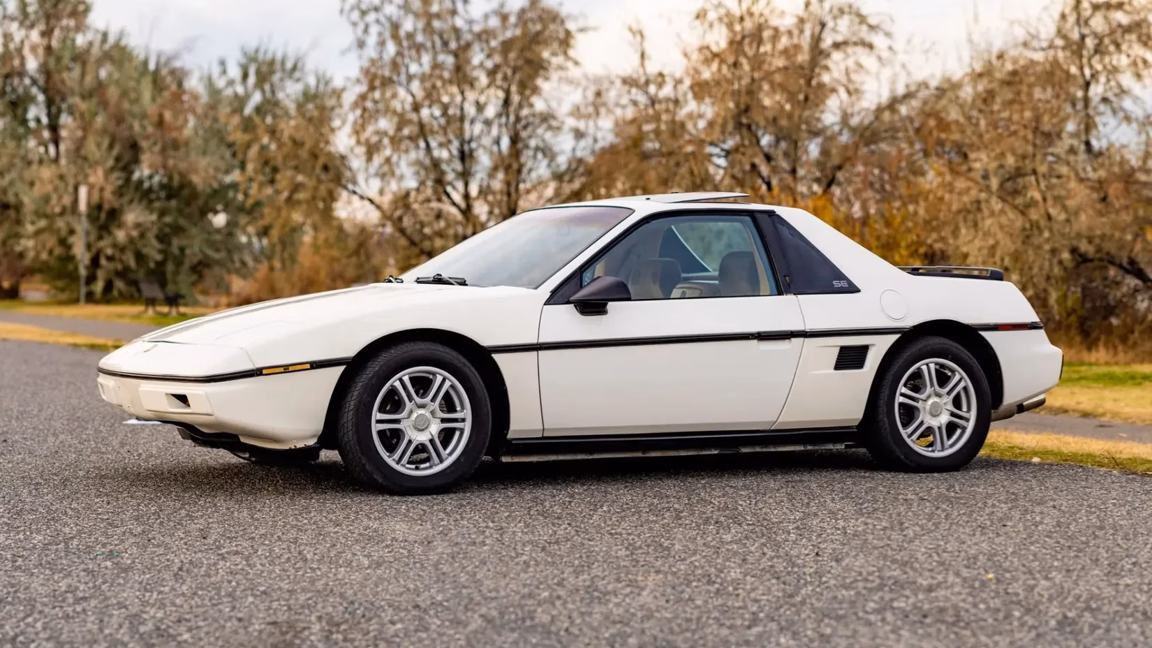 the-1985-pontiac-fiero-still-the-cheapest-mid-engine-thrill-in-2026-image-1