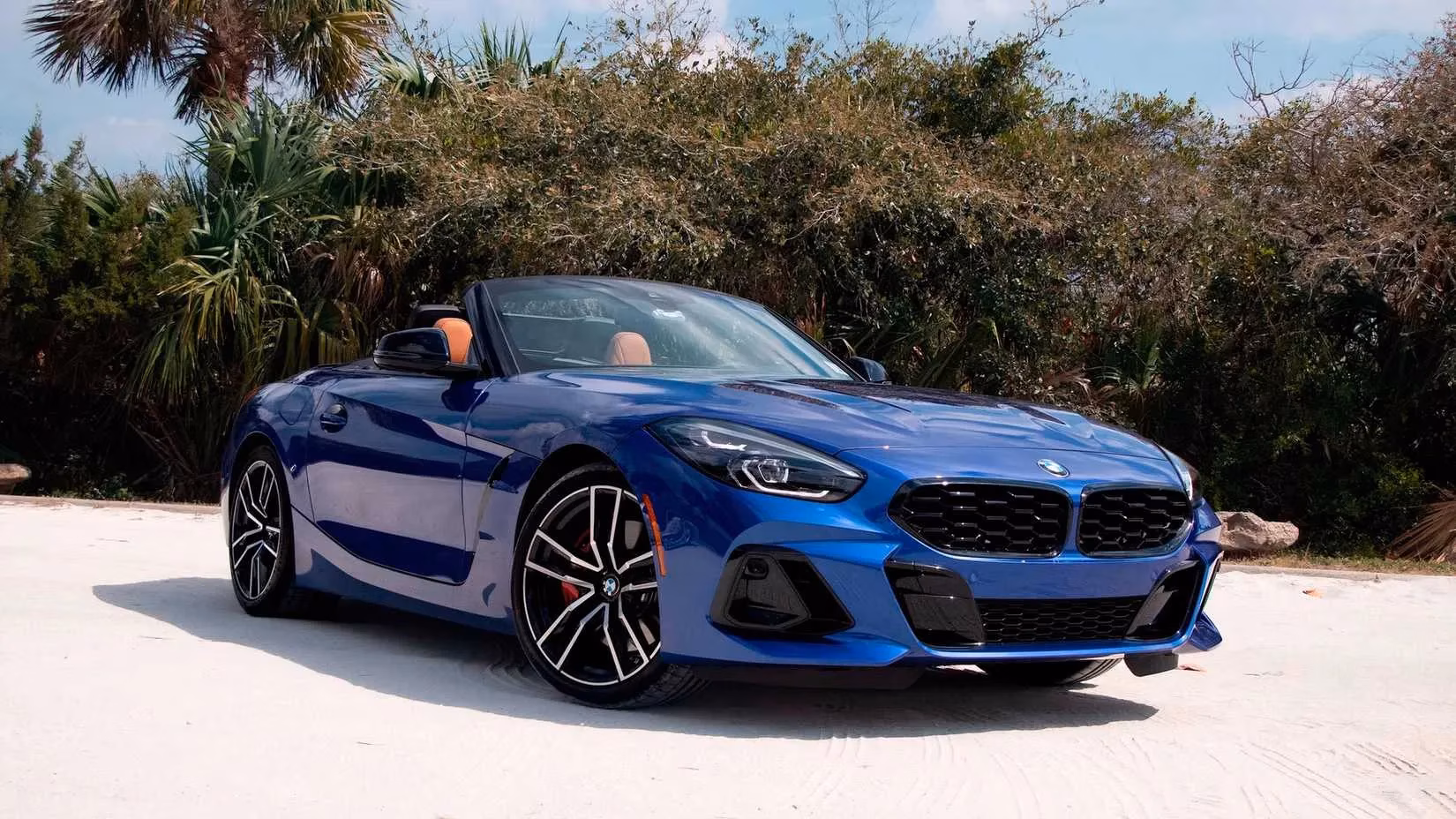 the-last-manual-gearbox-holdouts-sports-cars-with-a-stick-shift-in-2026-image-2