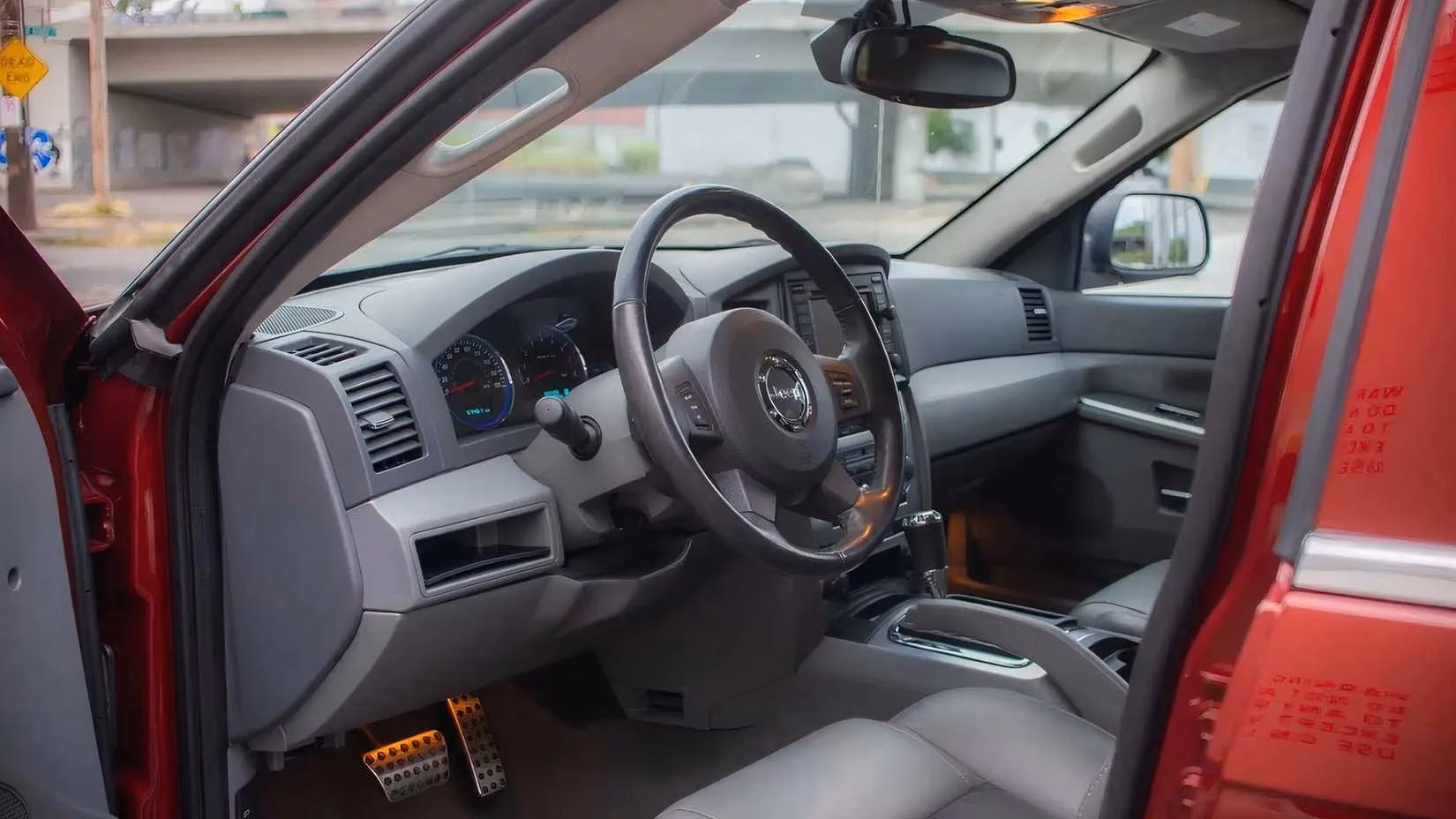 the-sleeper-suv-that-outran-porsche-jeep-grand-cherokee-srt8s-untold-reign-image-2