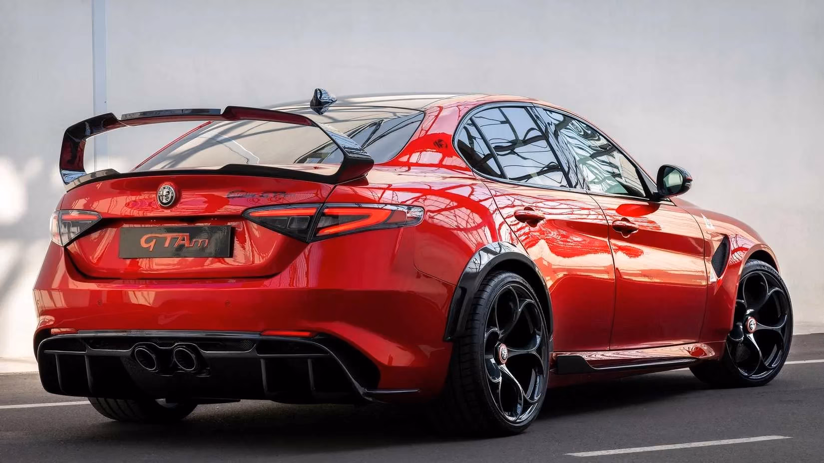 the-heartbeat-of-italy-a-journey-through-alfa-romeo-s-defining-sports-cars-image-8