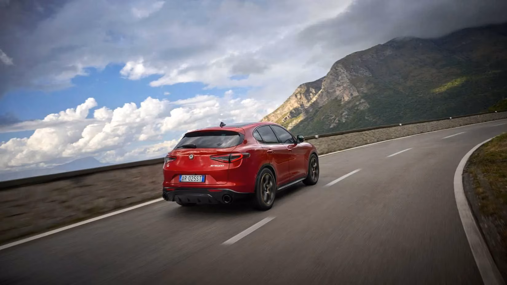 the-great-off-road-deception-10-luxury-suvs-that-fail-in-mud-image-0