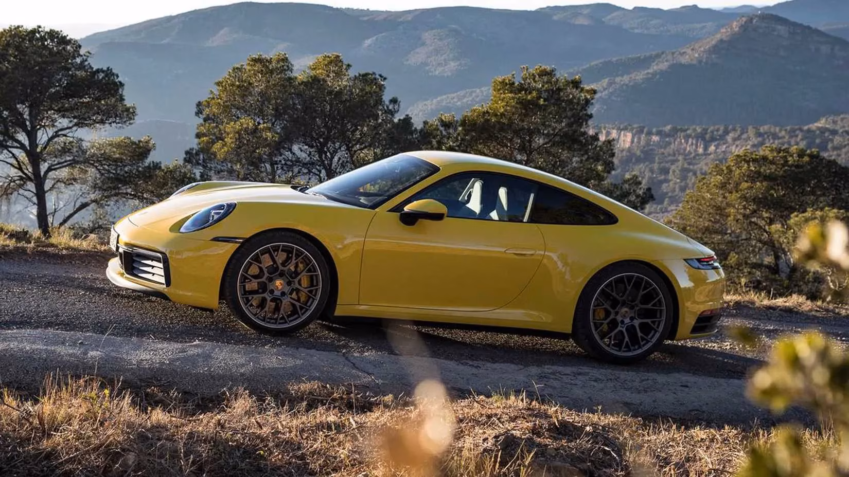 the-2024-amg-gt-vs-porsche-911-a-new-challenger-approaches-image-4