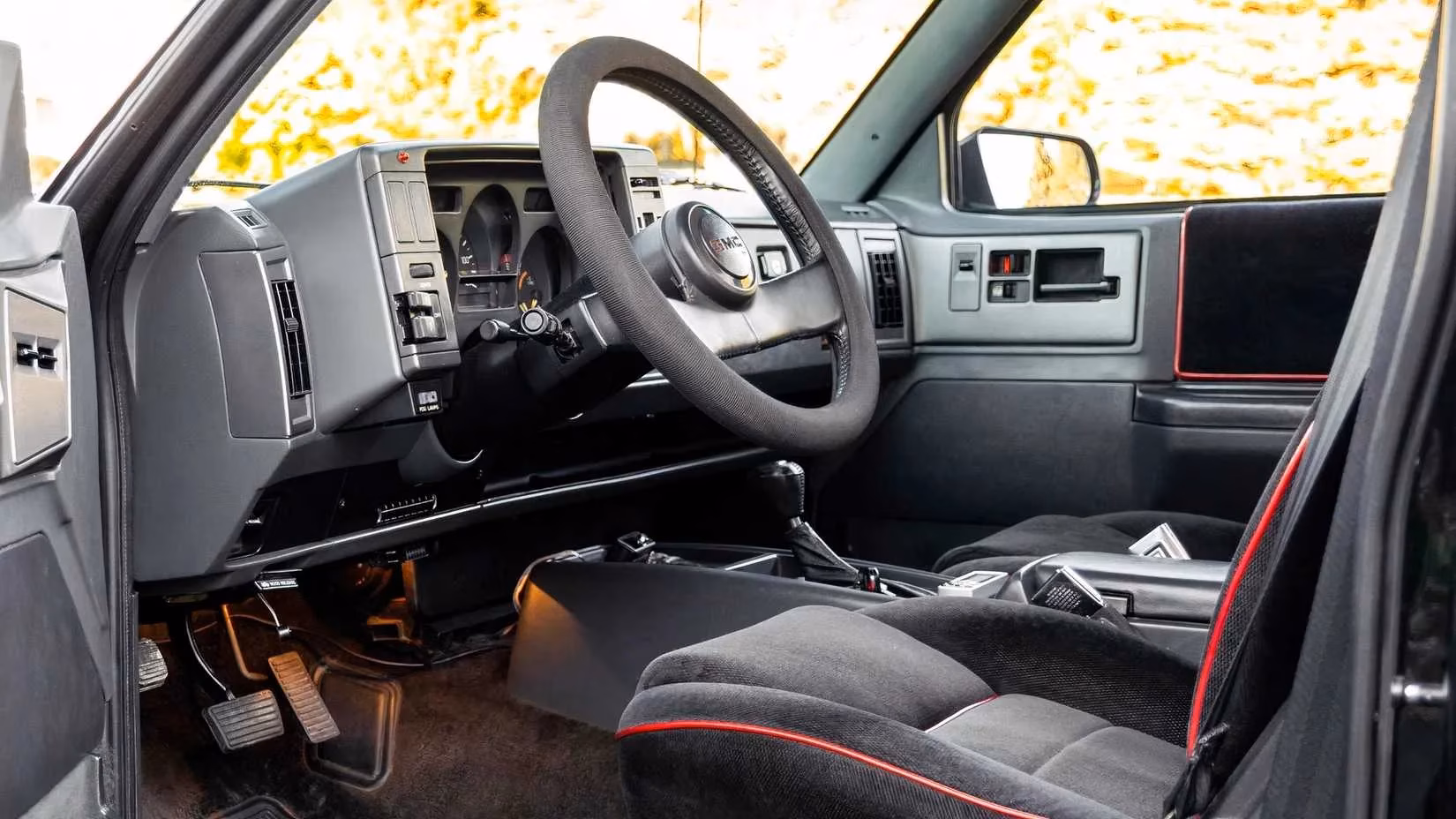 the-untamed-legacy-revisiting-the-1991-gmc-syclone-and-its-rock-roll-pedigree-image-2