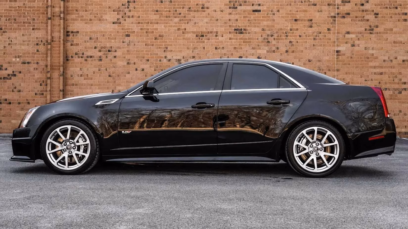 the-legendary-2009-cadillac-cts-v-america-s-ultimate-super-sedan-bargain-in-2026-image-2