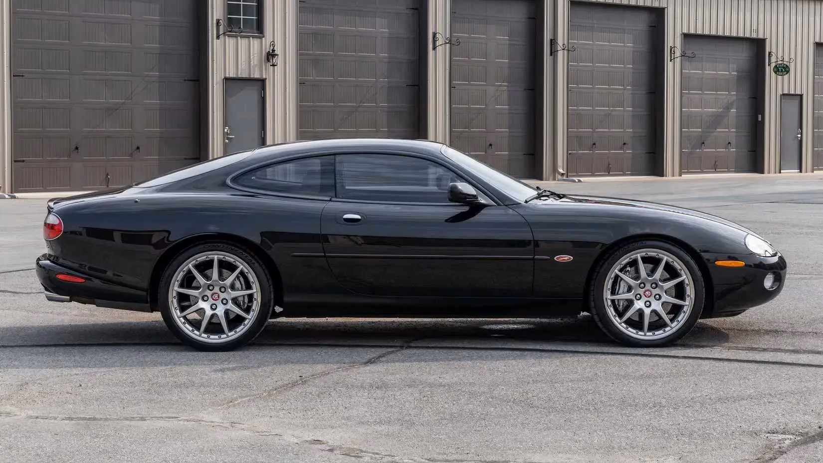 the-9000-supercharged-jaguar-xkr-that-embarrasses-the-mazda-miata-image-3